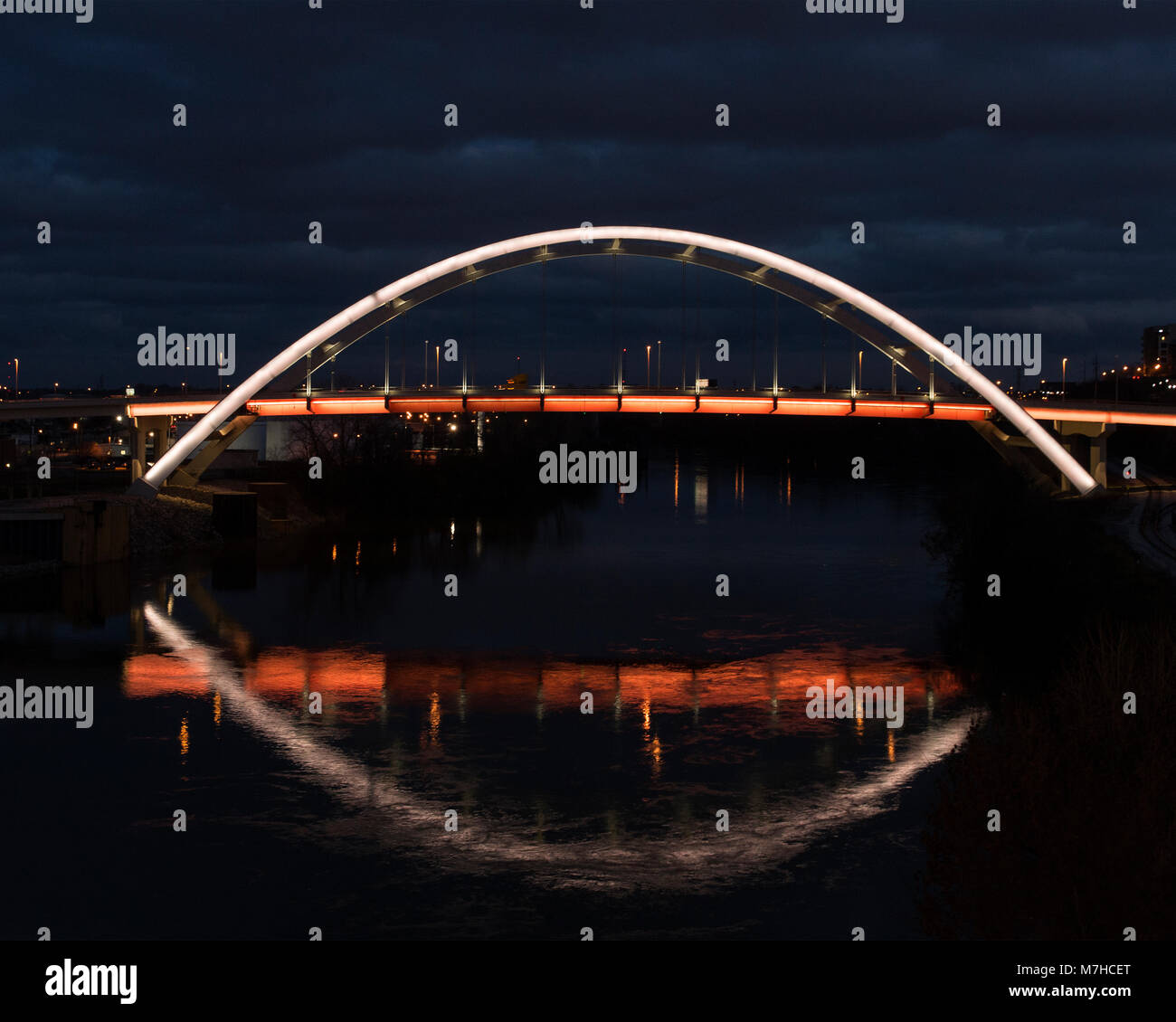 Anciens combattants de la guerre de Corée Bridge at night avec réflexion sur la rivière Cumberland, Nashville, Tennessee Banque D'Images