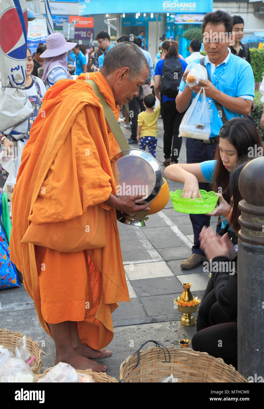 Thaïlande, Bangkok, le moine bouddhiste la collecte de l'aumône, Banque D'Images