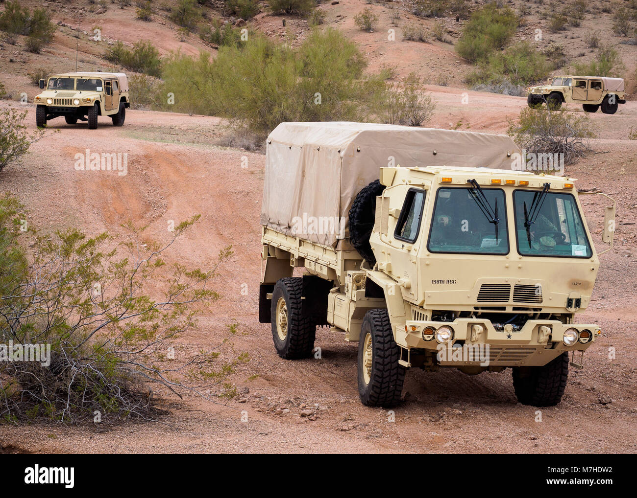 Les soldats de la Garde nationale de l'Armée de l'Arizona de la 198th groupe de soutien régional, l'Administration centrale et de l'Administration centrale, de l'entreprise conduire le M1097 et M1078 Humvee véhicule tactique léger moyen (LMTV) au cours de la formation du conducteur, le 10 mars 2018, réserve militaire au Papago Park à Phoenix (Arizona) après avoir passé du temps dans l'apprentissage en classe à propos de l'véhicules tactiques, des soldats a terminé une sur et hors route test de conduite avant de recevoir une licence pour ces véhicules. La Garde nationale de l'Arizona (photo prise par le s.. Brian A. Barbour) Banque D'Images