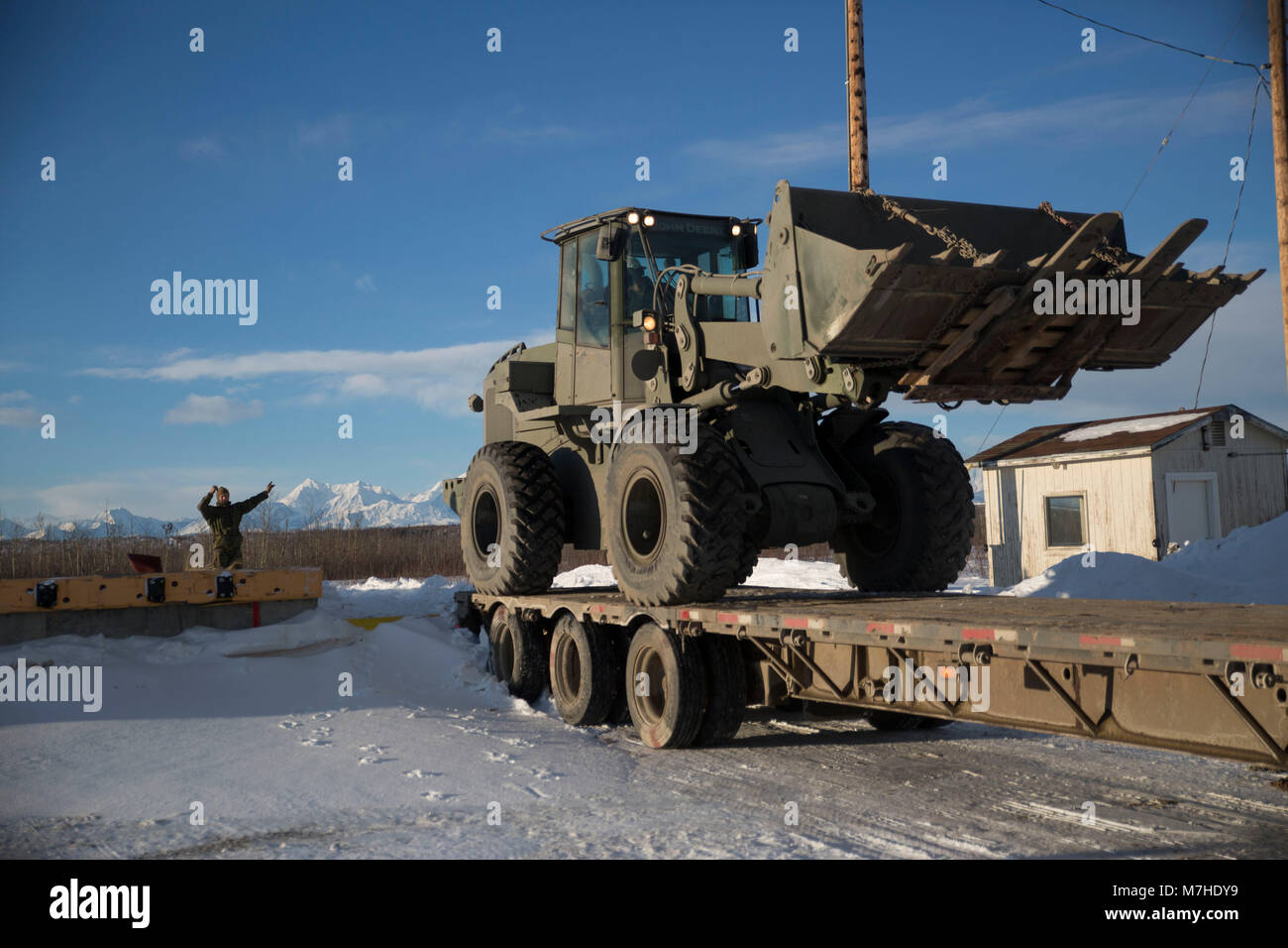 Un régiment de logistique de combat maritime avec 25 dirige un véhicule sur une rampe à Fort Greely, en Alaska, en prévision de l'exercice Arctic Edge 18, 10 mars 2018. Arctic Edge 18 est une bi, à grande échelle, de l'exercice de formation qui prépare et teste la capacité de l'armée américaine pour l'exploitation dans le plan tactique par temps froid extrême conditions trouvées dans les milieux arctiques avec plus de 1500 participants de l'Armée de l'air, de l'armée, de la Garde côtière, Marine Corps, et de la marine en utilisant l'unique et grand air et de la terre dans les zones de formation de l'Alaska. (U.s. Marine Corps photo par le Sgt. Brianna Gaudi) Banque D'Images