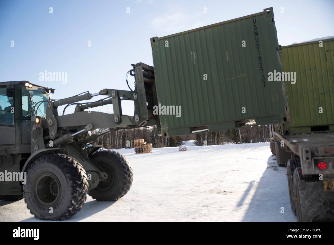 Un régiment de logistique de combat maritime avec 25 coups un quadcon plein de vitesse, à Fort Greely, en Alaska, en prévision de l'exercice Arctic Edge 18, 10 mars 2018. Arctic Edge 18 est une bi, à grande échelle, de l'exercice de formation qui prépare et teste la capacité de l'armée américaine pour l'exploitation dans le plan tactique par temps froid extrême conditions trouvées dans les milieux arctiques avec plus de 1500 participants de l'Armée de l'air, de l'armée, de la Garde côtière, Marine Corps, et de la marine en utilisant l'unique et grand air et de la terre dans les zones de formation de l'Alaska. (U.s. Marine Corps photo par le Sgt. Brianna Gaudi) Banque D'Images