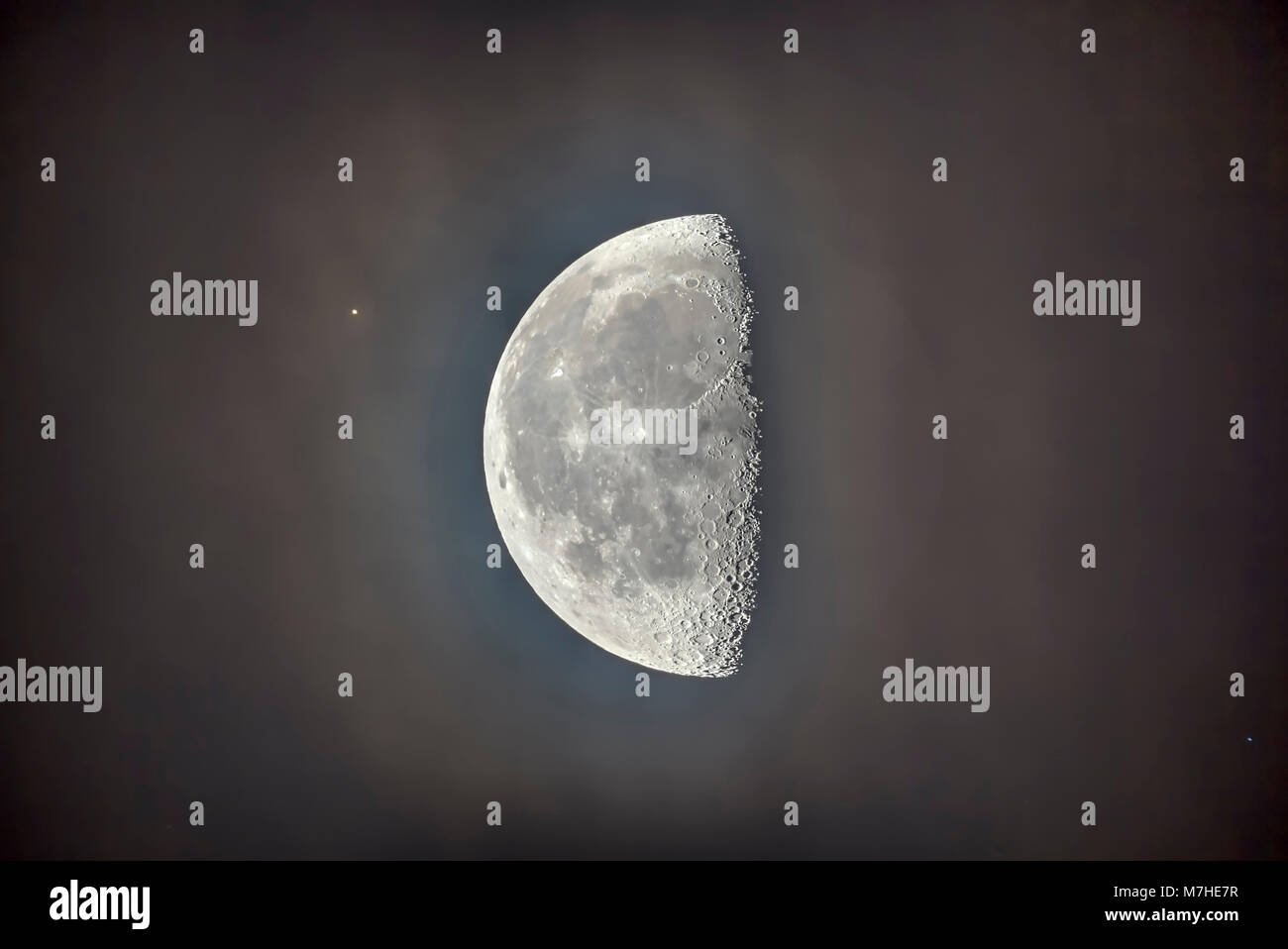 L'étoile Aldébaran sur le point d'être occultée par la Lune gibbeuse. Banque D'Images