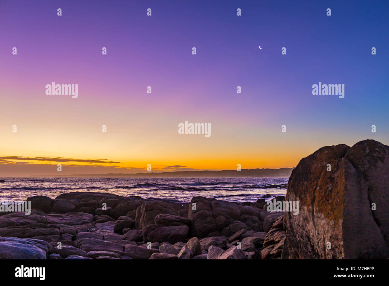 Lune croissante en soirée twilight à Cape Conran, Australie. Banque D'Images