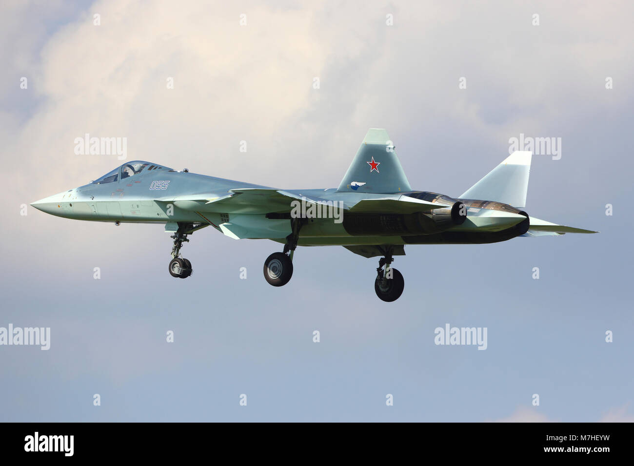 T-50 PAK-FA Russe de cinquième génération jet fighter landing. Banque D'Images