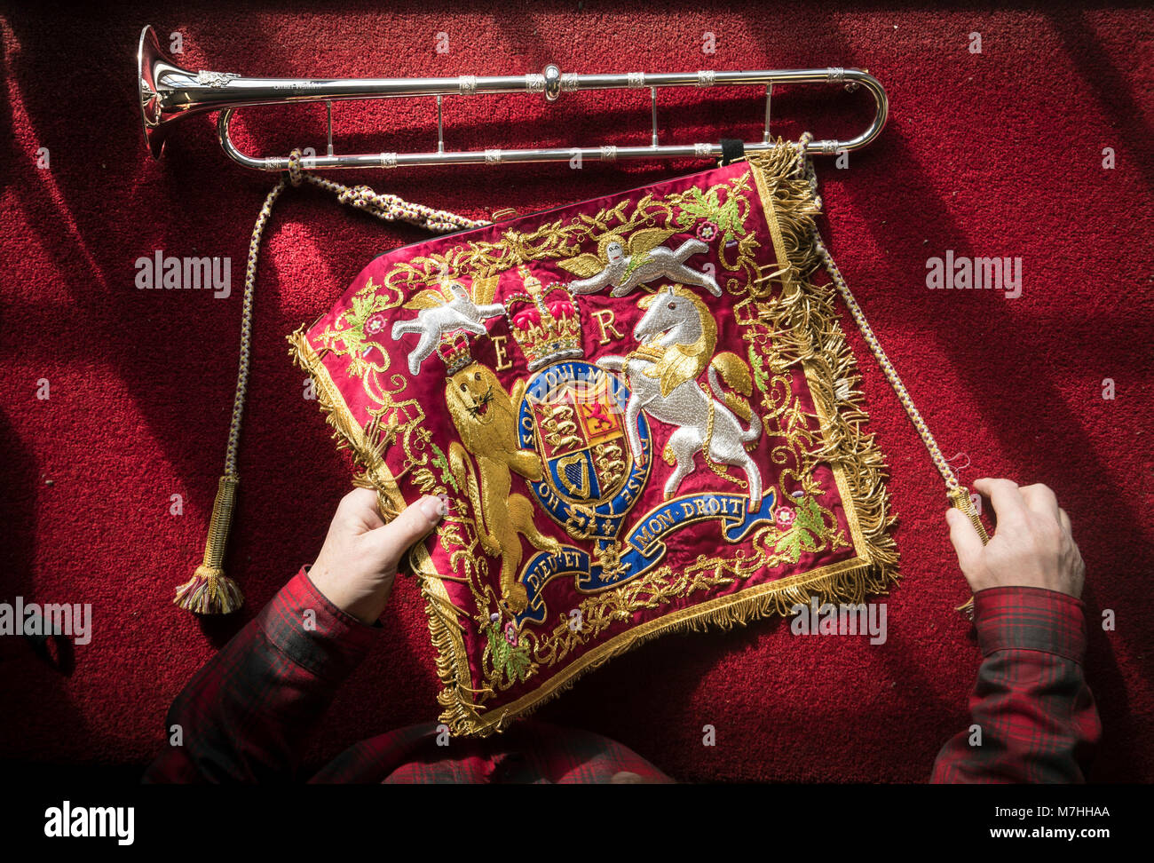 Richard Smith, directeur de Richard Smith (M I) Ltd, avec son prototype de trompette de fanfare Smith-Watkins, devant le mariage du prince Harry et de Meghan Markle, après que son entreprise a été commandée par le ministère de la Défense pour produire vingt trompettes qui seront utilisées pour un certain nombre d'occasions royales et d'état. Banque D'Images