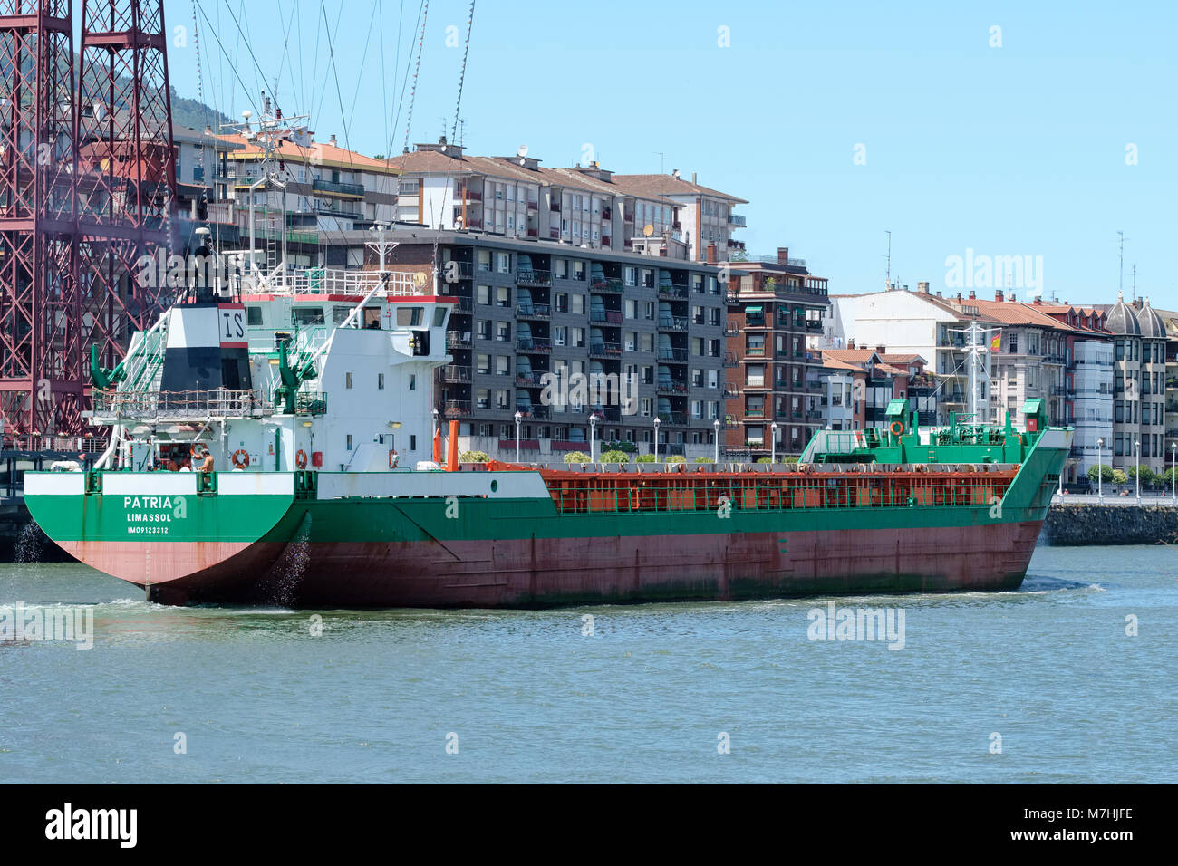 Cargo général passant sous le Puente Colgante sur la rivière Nervión, Bilbao, Vizcaya, Pays Basque, Espagne, Banque D'Images