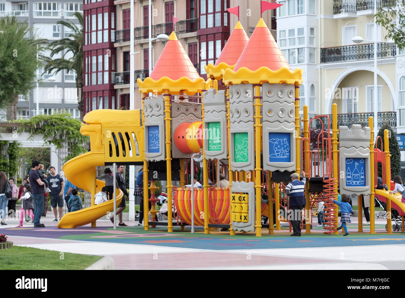 Aire de jeux sur le front de mer. Castro Urdiales Cantabrie, Espagne ; ; Banque D'Images