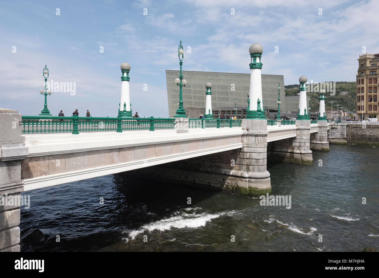 San Sebastian, Donostia, Pais Vasco, Puente de La Zurriola, sur la rivière Urumea avec le Kursaal Cubes dans l'arrière-plan. Banque D'Images