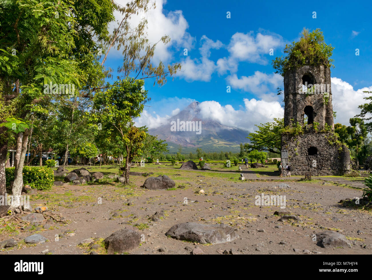 Le mont Mayon Albay Philippines le 07 mars 2018, le volcan Mayon, lors de l'éruption de 2018, vu depuis les ruines de Cagsawa. Banque D'Images