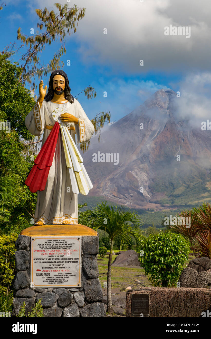 Le mont Mayon Albay Philippines le 07 mars 2018, le volcan Mayon, lors de l'éruption de 2018, vu depuis les ruines de Cagsawa. Banque D'Images