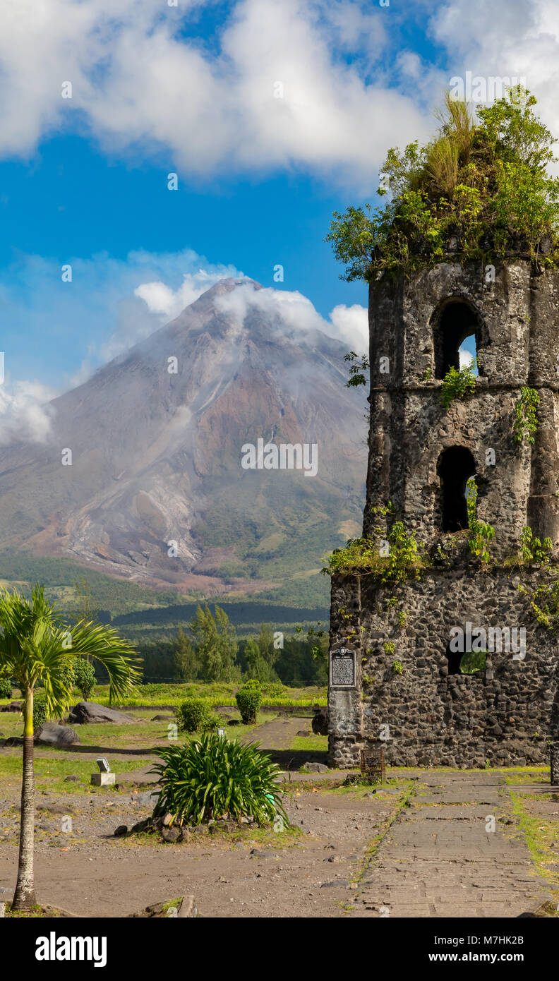 Le mont Mayon Albay Philippines le 07 mars 2018, le volcan Mayon, lors de l'éruption de 2018, vu depuis les ruines de Cagsawa. Banque D'Images