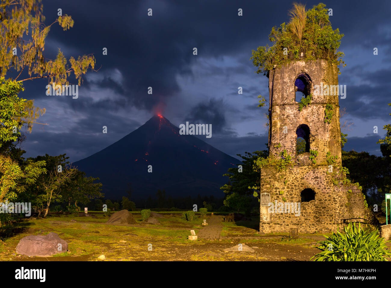 Le mont Mayon Albay Philippines le 09 mars 2018, le volcan Mayon, lors de l'éruption de 2018, vu depuis les ruines de Cagsawa. Banque D'Images