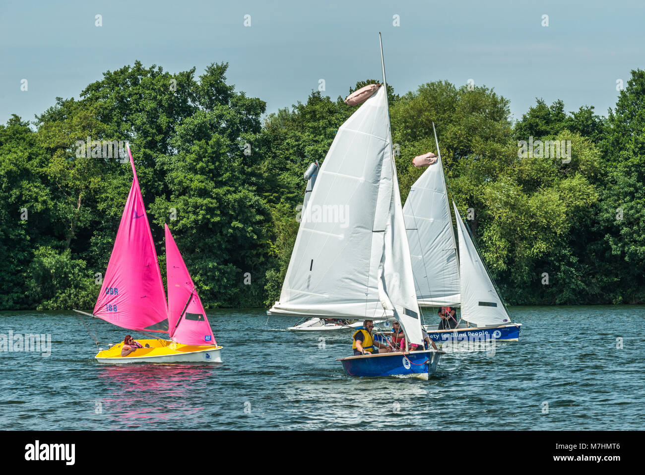 Dériveurs à Chipstead Lake Sailing Club dans le Kent. Banque D'Images