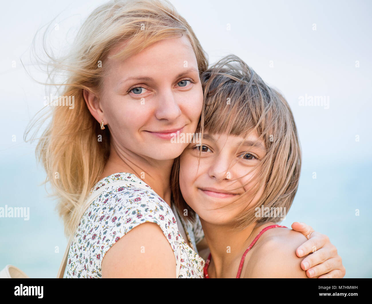 Mother hugging her daughter Banque D'Images