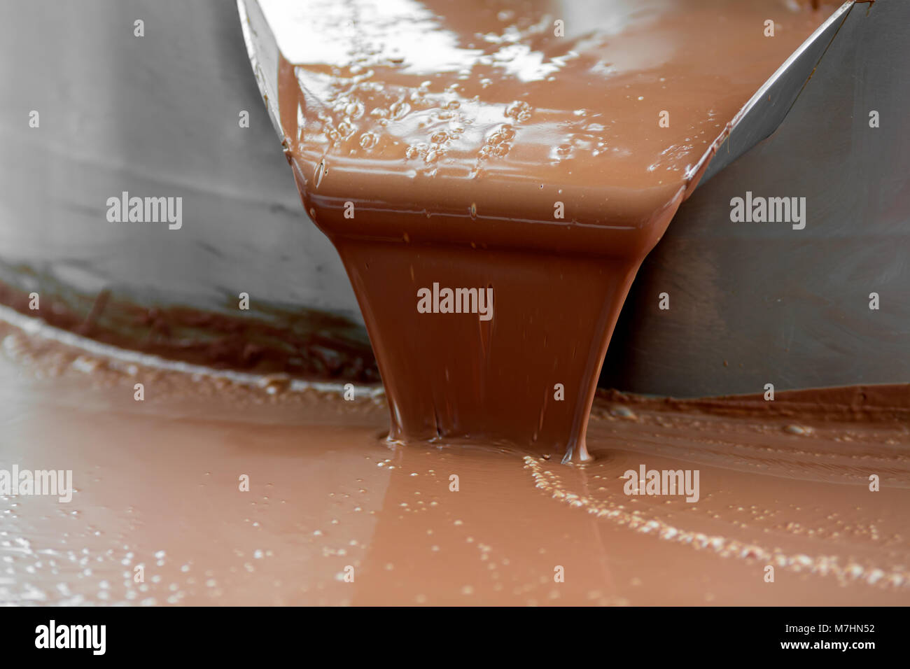 La production de chocolat liquide. Processus d'usine Banque D'Images