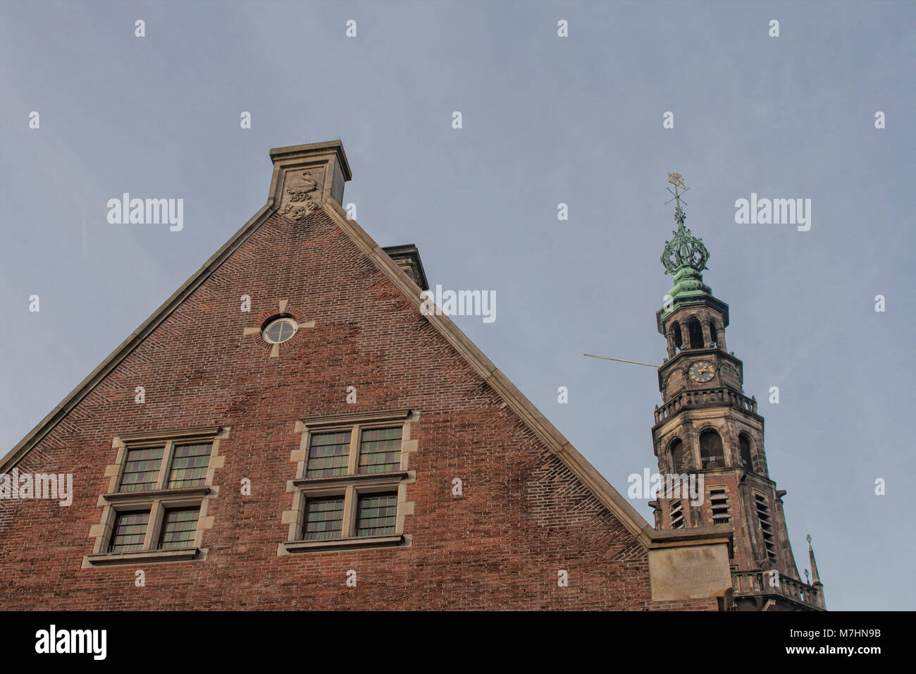 Bâtiment historique de 1595 avec tour de l'église dans le centre-ville de Leiden, Pays-Bas Banque D'Images