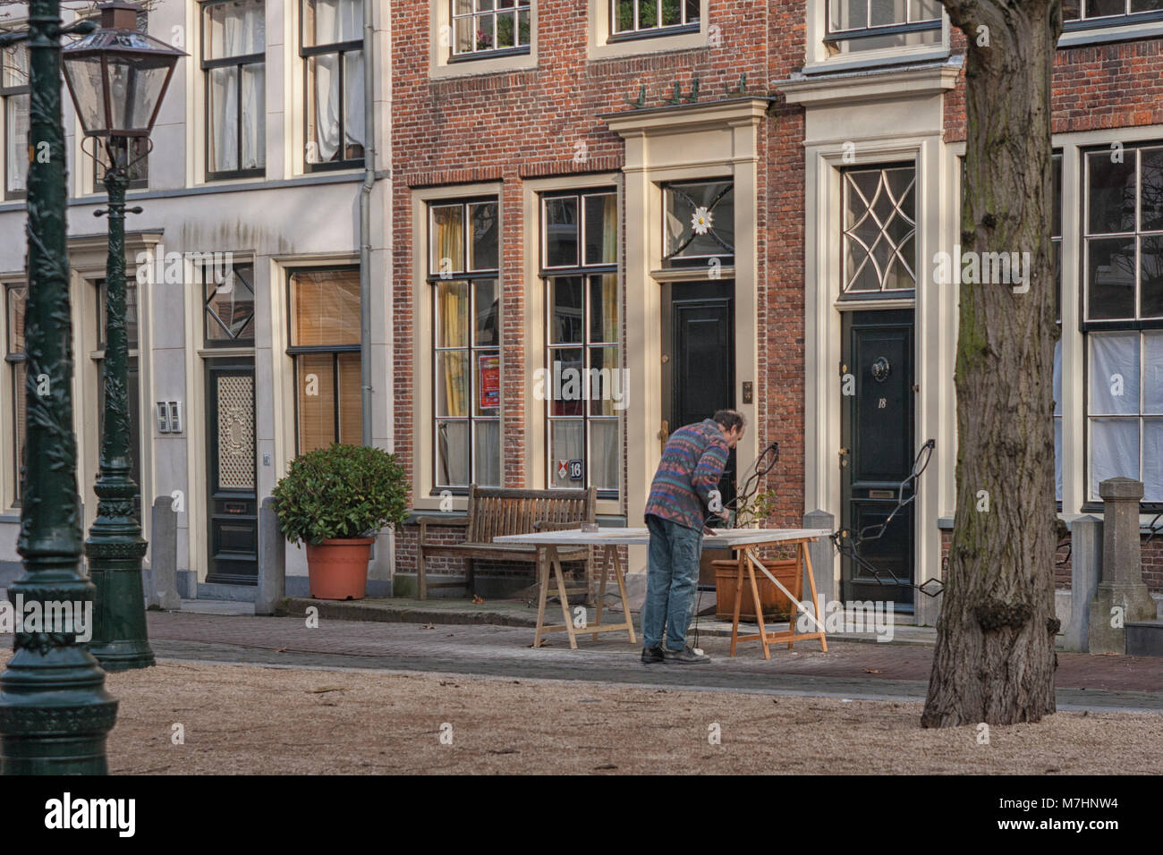 LEIDEN, Pays-Bas-nov, 29, 2008:Man le ponçage sur une jolie rue médiévale à Leiden, Pays-Bas Banque D'Images