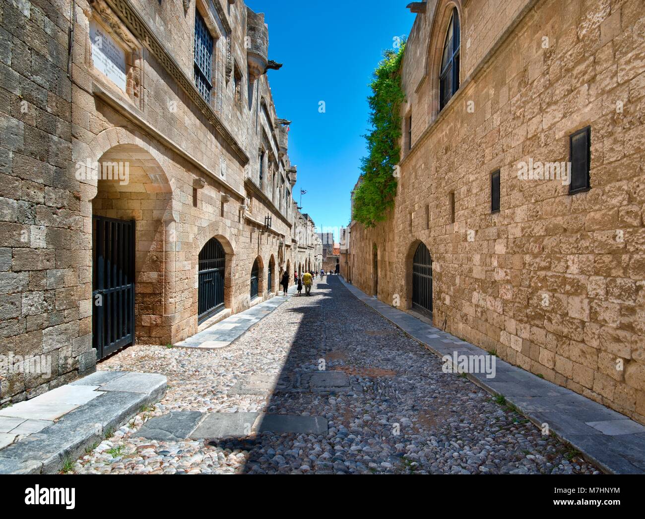 RHODES, Grèce - Mai 08 : Ippoton rue connue sous le nom de rue des Chevaliers -rue étroite de la vieille ville médiévale bordée d'auberges de différentes nationalités Knights Banque D'Images