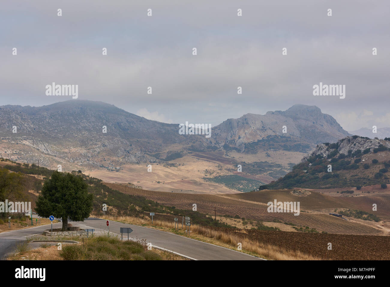 L'intersection de l'A-7075 pour le Parc Naturel El Torcal, contenant des paysages karstiques de calcaire, en plein cœur de l'Andalousie. Banque D'Images