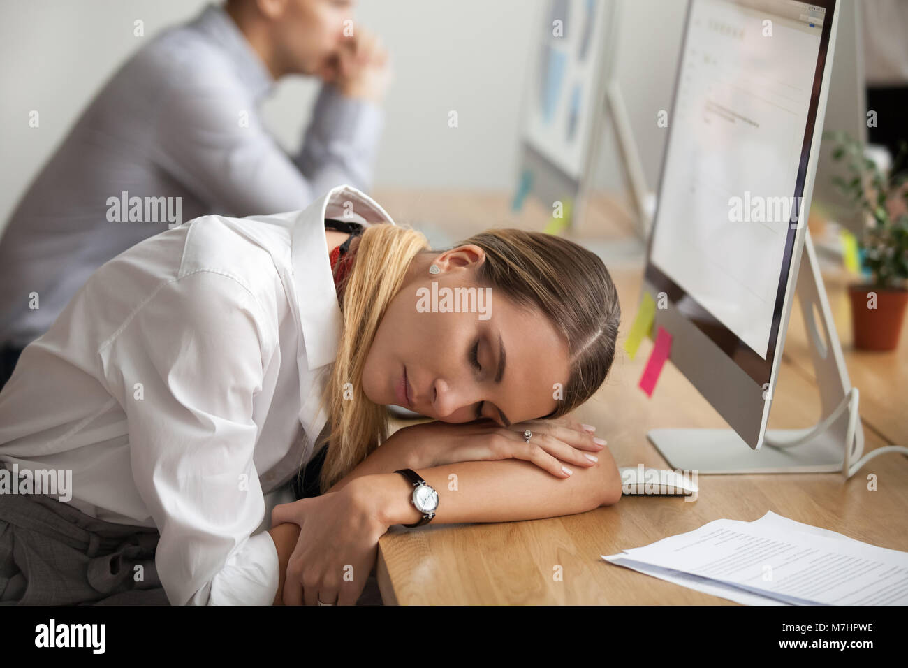 Épuisé young woman taking break pour reste dormir au lieu de travail Banque D'Images
