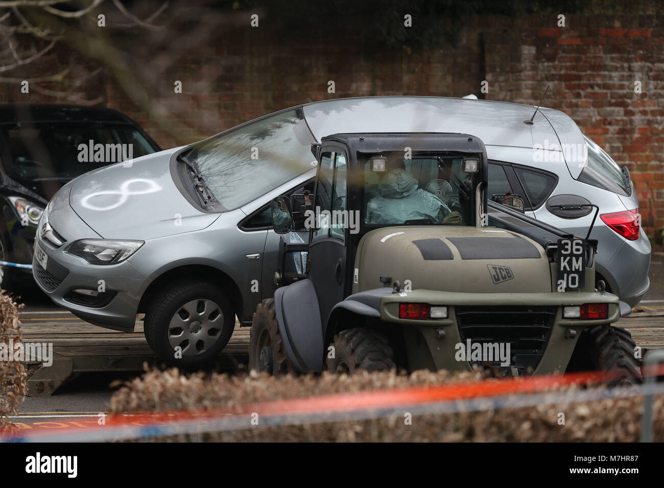 Une voiture est numéroté avant d'être emmené par des militaires dans la rue College à Salisbury, que la police et les membres des forces armées, la sonde d'agents neurotoxiques soupçonnés attaque sur double agent russe Sergueï Skripal. Banque D'Images