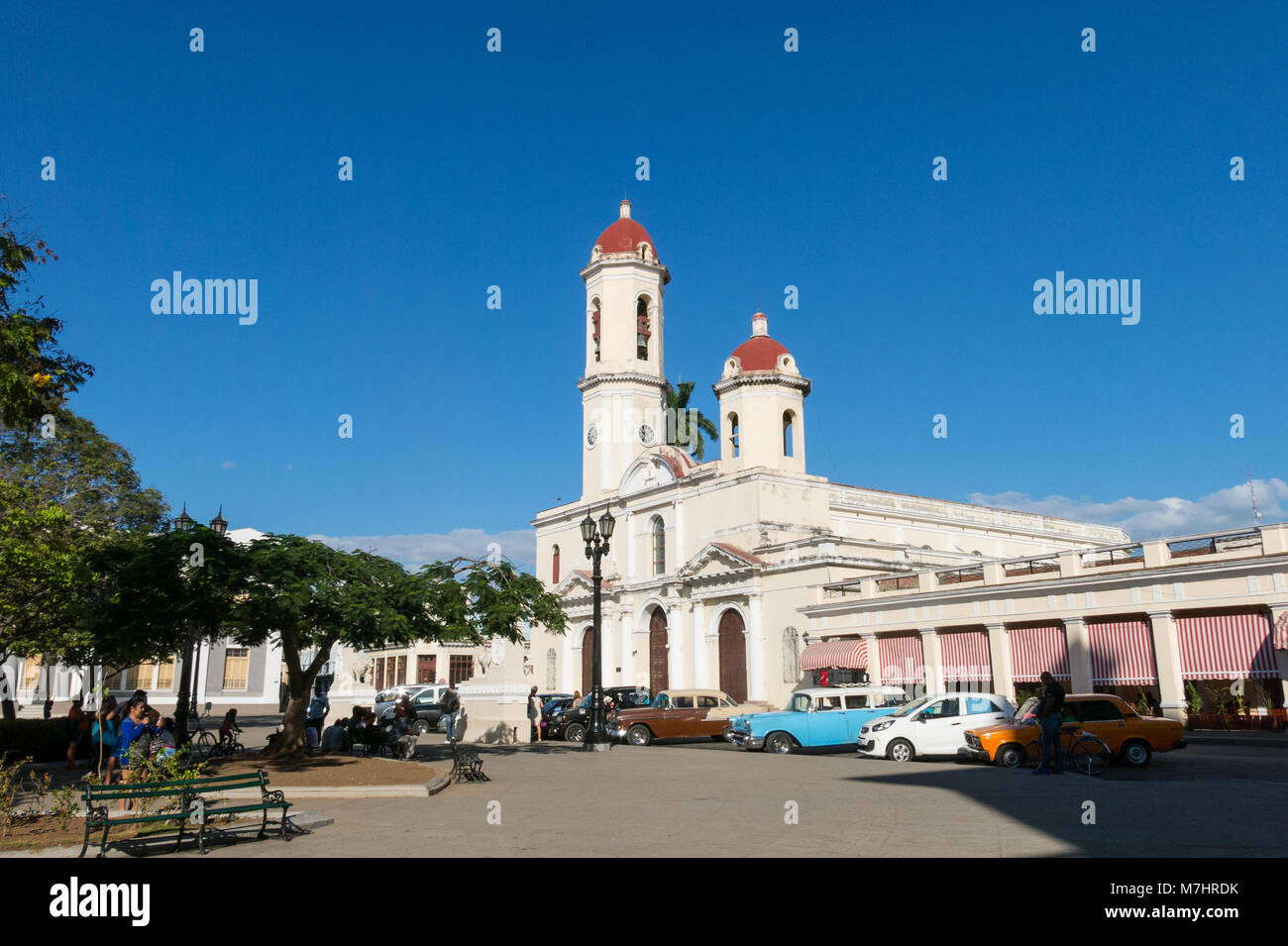 CIENFUEGOS, CUBA - 3 janvier 2017 : Panorama du centre de la ville de Cienfuegos. Voitures anciennes à Jose Marti Park, en face de la Purisima Concep Banque D'Images