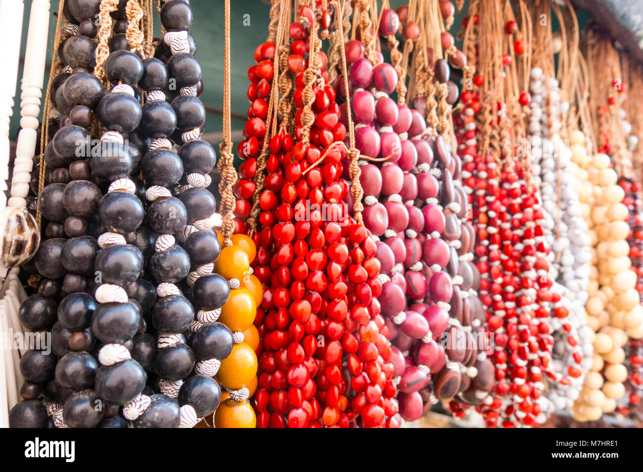 Souvenirs cubaine : collier de graines. Populaire dans les comptes cubains,  organique bijoux fabriqués à partir de graines des Caraïbes. Marché de rue  Ville de Cienfuegos, Cuba Photo Stock - Alamy