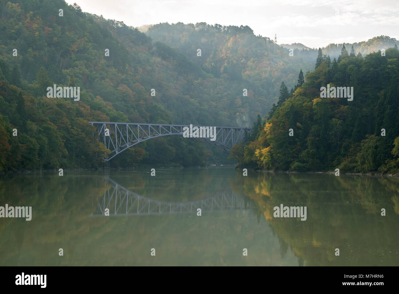 Automne feuillage Fukushima Daiichi Premier pont de kyouryou Rivière Tadami bank à Fukushima Japon Mishima Banque D'Images