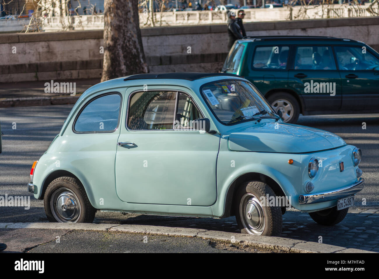 Une Fiat 500 classique avec les Roms à Rome les plaques de numéro de rue de la ville. Lazio, Italie. Banque D'Images