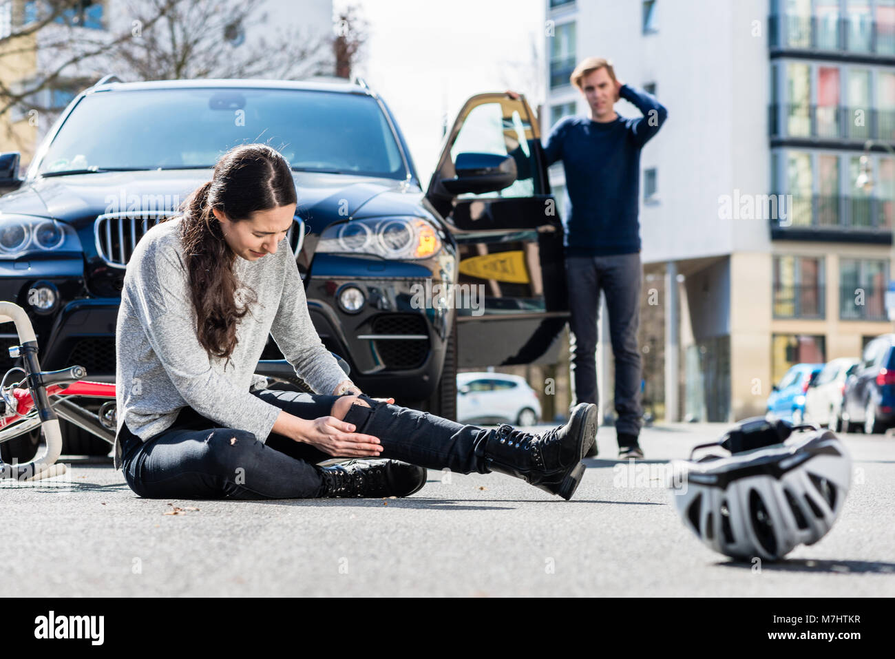 Cycliste avec de graves blessures après un accident de la circulation Banque D'Images