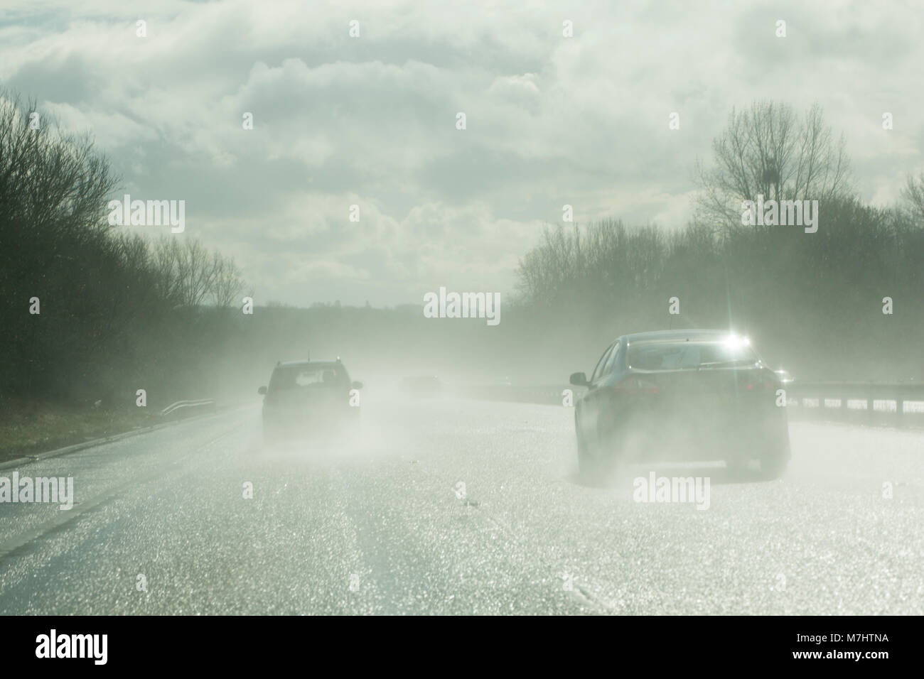 Et l'éblouissement de pulvérisation après la pluie sur l'autoroute M5 southbound en Angleterre UK GB 4 mars 2018 après la tempête Emma. Banque D'Images