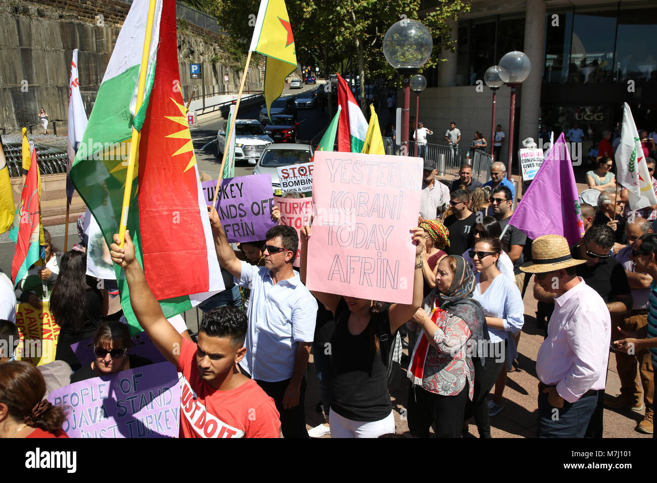 Sydney, Australie. 11 mars 2018. Centre de la communauté kurde démocratique NSW et Solidarité Rojava - Sydney organisé un rassemblement à l'extérieur de l'Opéra de Sydney avec le Sydney Harbour Bridge en toile de fond. Ils protestaient contre la campagne militaire en Kurde détenu Afrin, la Syrie par les forces turques. Ils ont accusé la Turquie d'aider ISIS. Crédit : Richard Milnes/Alamy Live News Banque D'Images