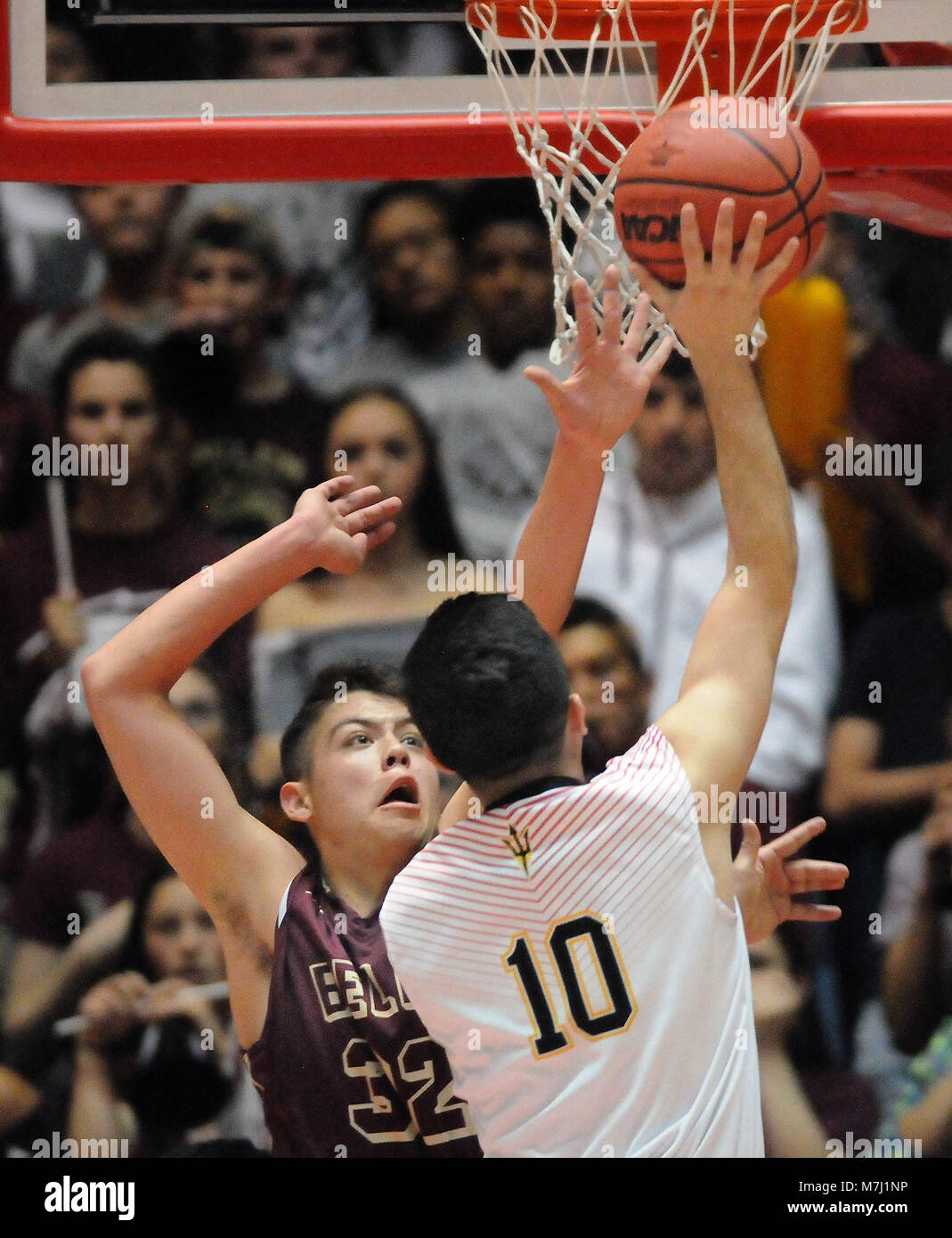 Albuquerque, NM, USA. Mar 10, 2018. Belen's # 32 Matthieu Padilla tend la main pour bloquer le coup de l'Espanola # 10 JP Sena. Samedi, Mars. 10, 2018. Crédit : Jim Thompson/Albuquerque Journal/ZUMA/Alamy Fil Live News Banque D'Images