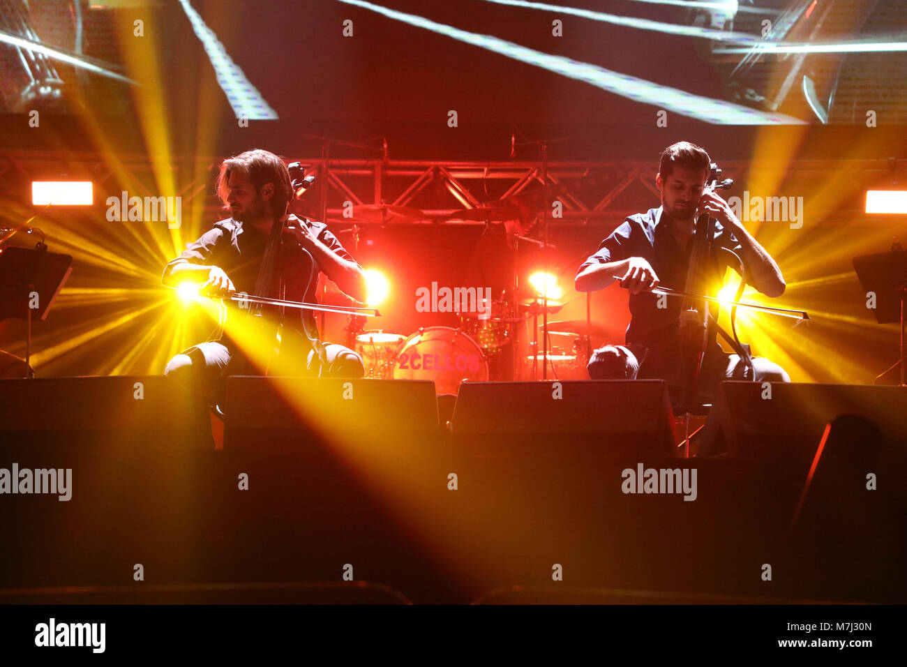 Sarajevo, Bosnie-et-Herzégovine. Mar 10, 2018. Luka Sulic (R) et Stjepan Hauser, membres du violoncelliste croate '2duo violoncelles', effectuer pendant leur concert à Sarajevo, Bosnie-Herzégovine, le 10 mars 2018. Credit : Haris Memija/Xinhua/Alamy Live News Banque D'Images