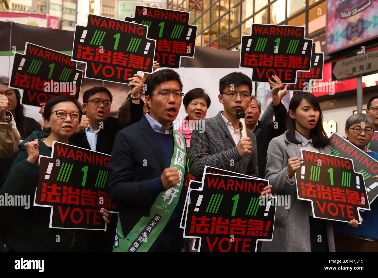 Hong Kong, Chine. Mar 11, 2018. Candidat n°1 de la circonscription de l'île de Hong Kong soit parti démocratique, au Nok-hin ( ) de centre-gauche avec le slogan crier soutenir mate, ancien dirigeant étudiant et activiste politique éminent Joshua Wong ( CENTRE ) lors de la dernière campagne appelant les citoyens à voter les candidats pro-Chine le jour du scrutin pour l'élection partielle 2018 LEGICO. Mar 11, 2018.Hong Kong.ZUMA/Liau Chung Ren : Crédit Liau Chung Ren/ZUMA/Alamy Fil Live News Banque D'Images