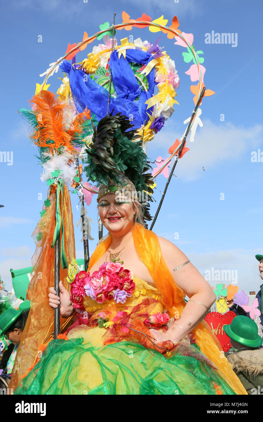 La communauté irlandaise de Birmingham célèbre la St Patrick's Day avec leur défilé annuel à travers les rues de la ville. Banque D'Images