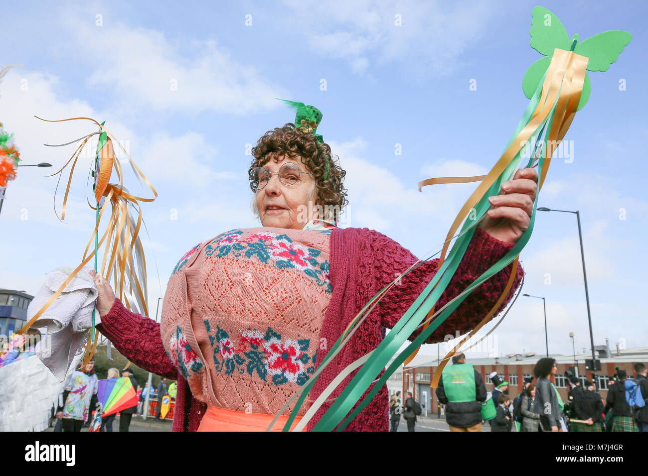 La communauté irlandaise de Birmingham célèbre la St Patrick's Day avec leur défilé annuel à travers les rues de la ville.Cette dame est habillée comme Mme Brown de la comédie TV show. Banque D'Images