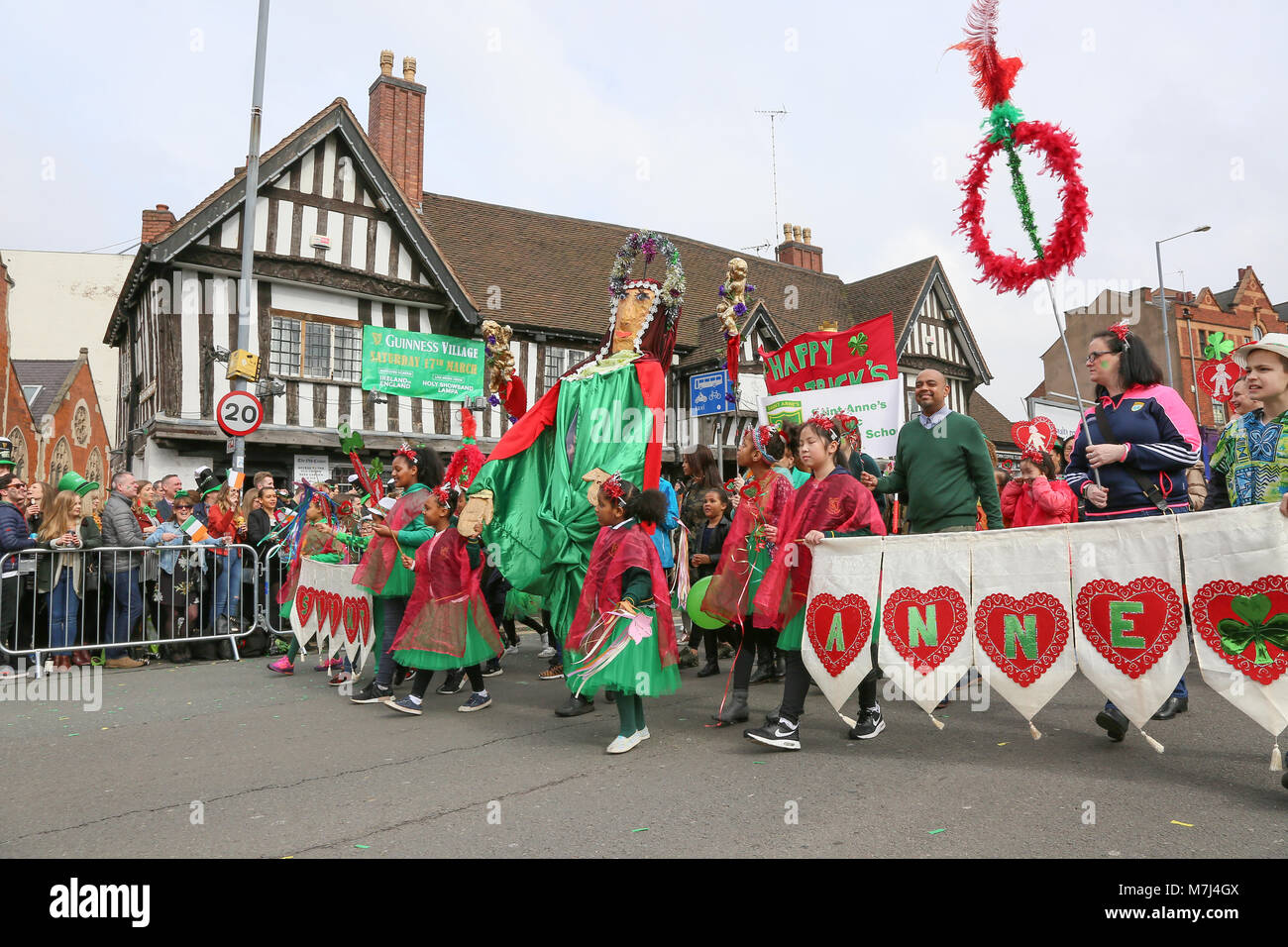 La communauté irlandaise de Birmingham célèbre la St Patrick's Day avec leur défilé annuel à travers les rues de la ville. Banque D'Images