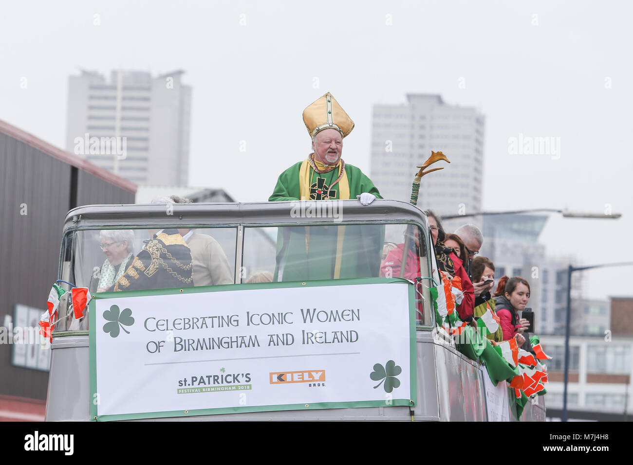 La communauté irlandaise de Birmingham célèbre la St Patrick's Day avec leur défilé annuel à travers les rues de la ville. Défilé de la ville est la troisième plus grande au monde, derrière New York et Dublin. Un homme vêtu d'un le Pape se tient au sommet d'un bus. Banque D'Images