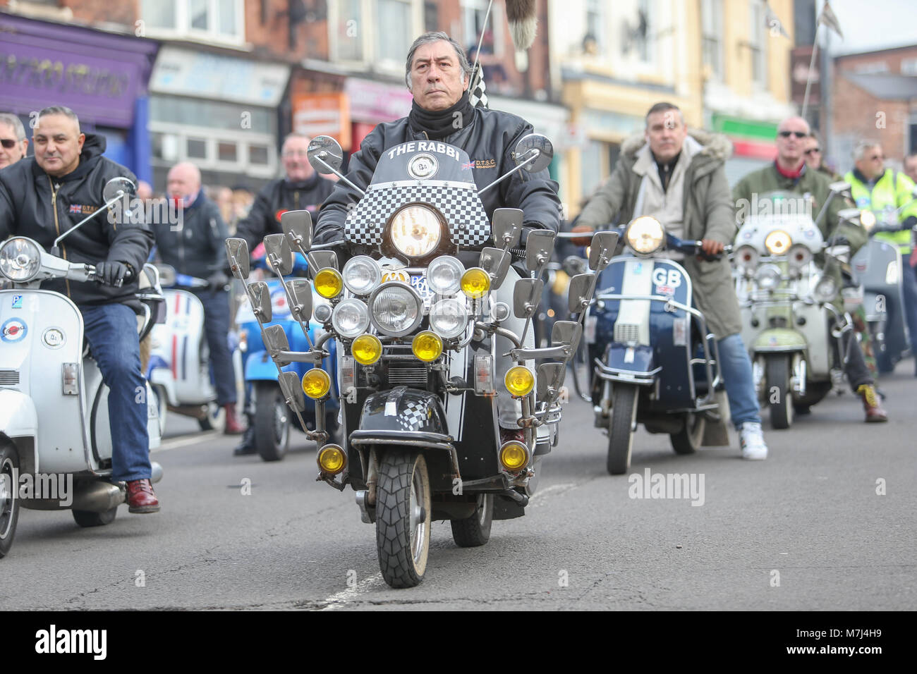 La communauté irlandaise de Birmingham célèbre la St Patrick's Day avec leur défilé annuel à travers les rues de la ville. Scooters riden par 'mods' inscrivez-vous à la parade. Banque D'Images