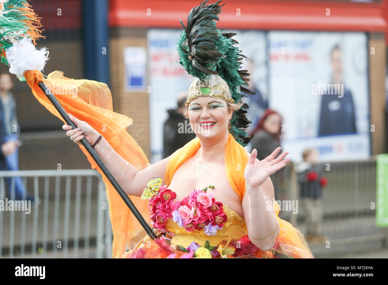 La communauté irlandaise de Birmingham célèbre la St Patrick's Day avec leur défilé annuel à travers les rues de la ville. Banque D'Images