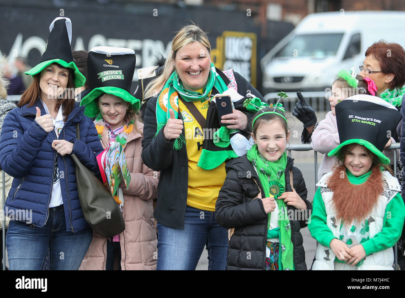 La communauté irlandaise de Birmingham célèbre la St Patrick's Day avec leur défilé annuel à travers les rues de la ville. Les badauds inscrivez-vous à la fête. Banque D'Images