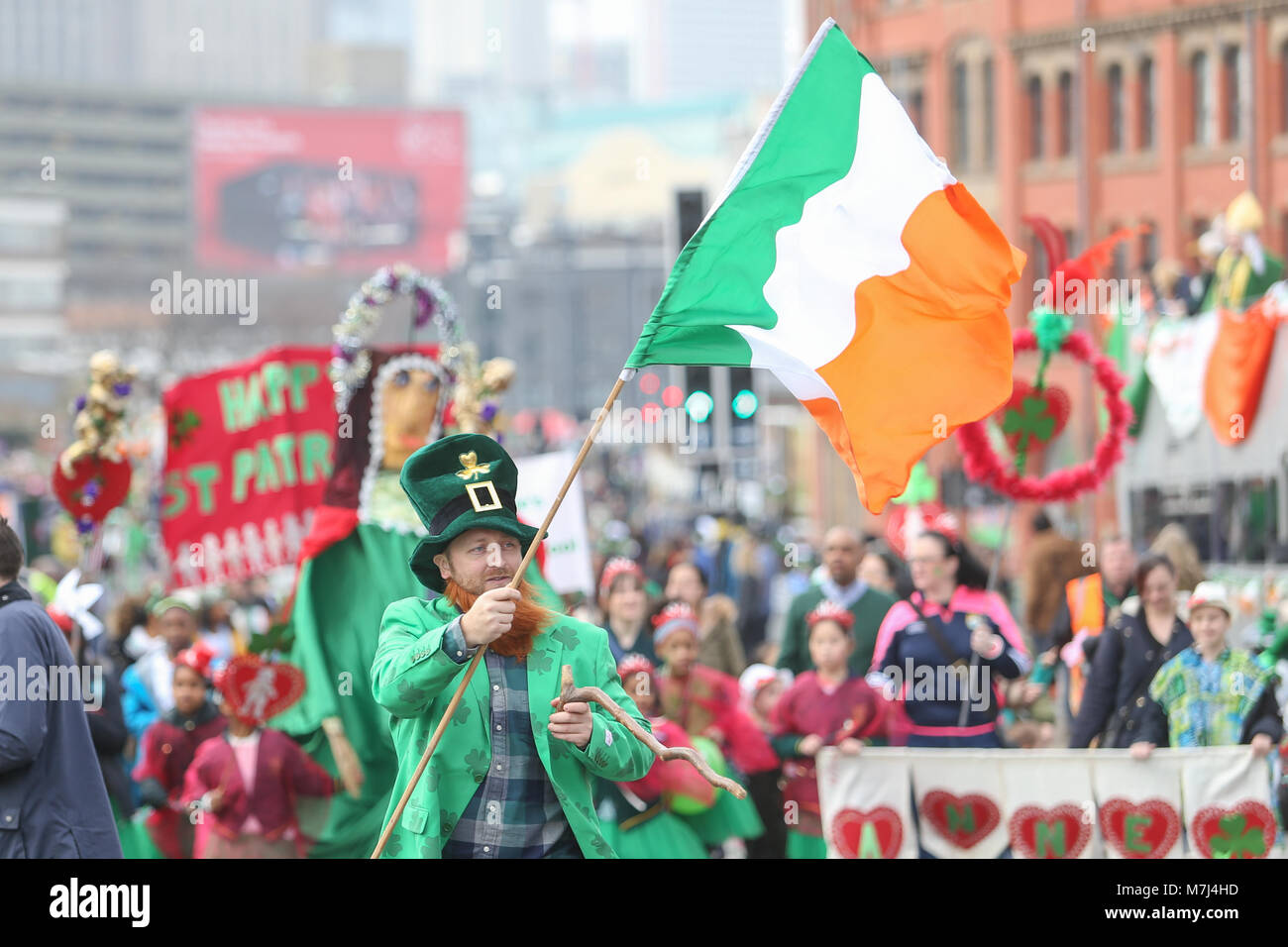 La communauté irlandaise de Birmingham célèbre la St Patrick's Day avec leur défilé annuel à travers les rues de la ville. Banque D'Images