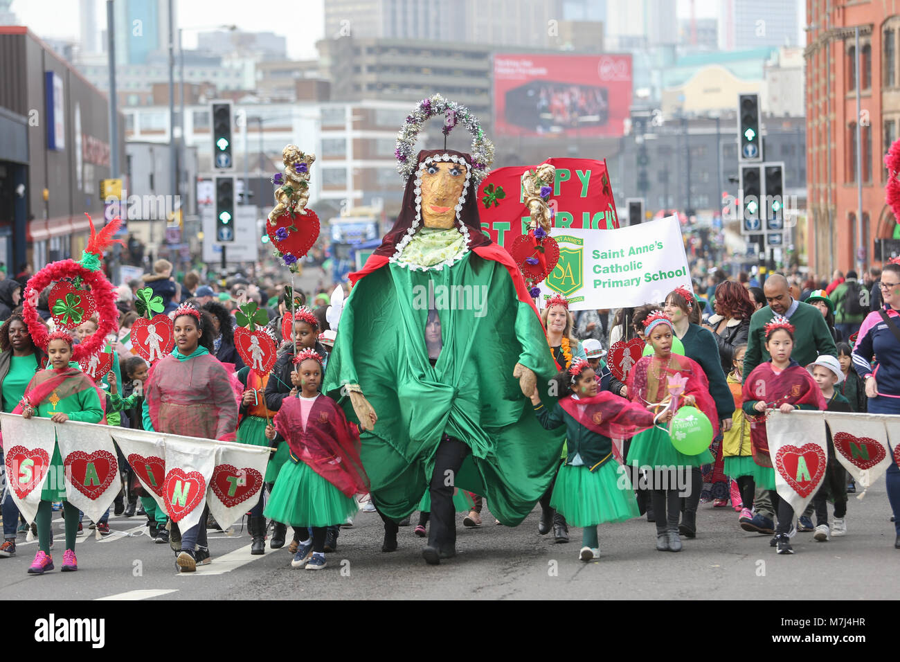 La communauté irlandaise de Birmingham célèbre la St Patrick's Day avec leur défilé annuel à travers les rues de la ville. Banque D'Images