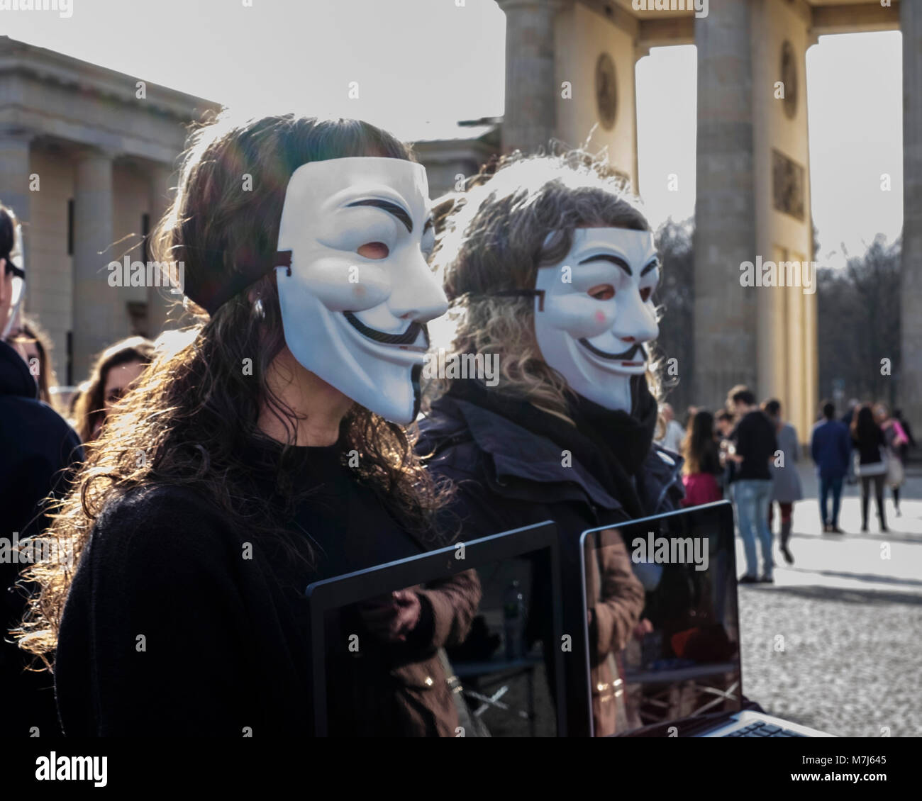 Berlin, Allemagne. 11 mars, 2018. "Anonyme" pour l'organisation de défense des droits des animaux sans voix convaincante des touristes à la porte de Brandebourg à envisager un régime végétalien les militants de rue extraits de films de l'utiliser sur des ordinateurs portables à informer le public de la violence inutile et que l'exploitation des animaux dans la chaîne alimentaire humaine de l'expérience. Credit : Eden Breitz/Alamy Live News Banque D'Images