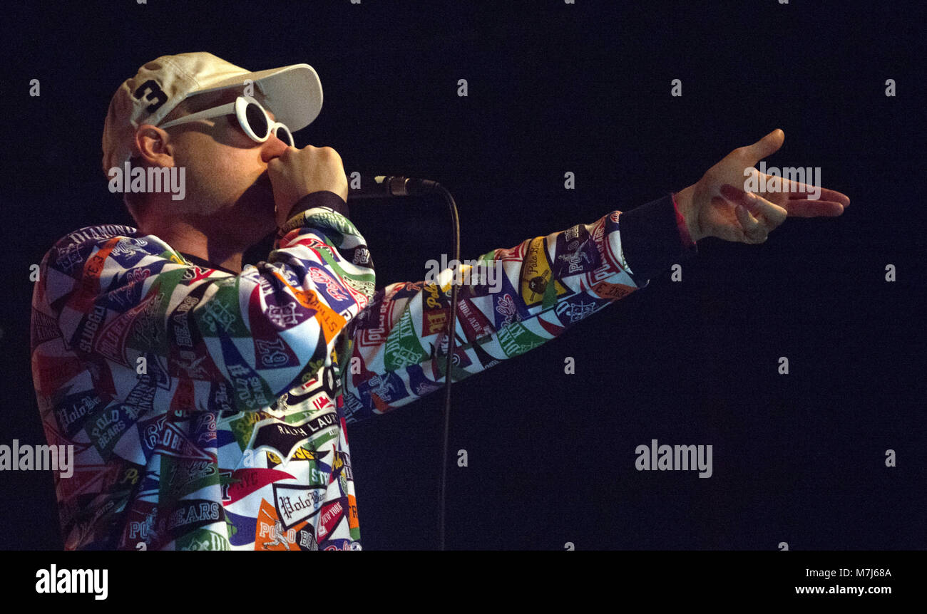 10 Mars 18 Allemagne Berlin Le Chanteur Hustensaft Juengling Lit Jeune Sirop Contre La Toux Joue Sur La Scene Pendant Un Concert De La Glo Up Dinero Gang Argent Garcon