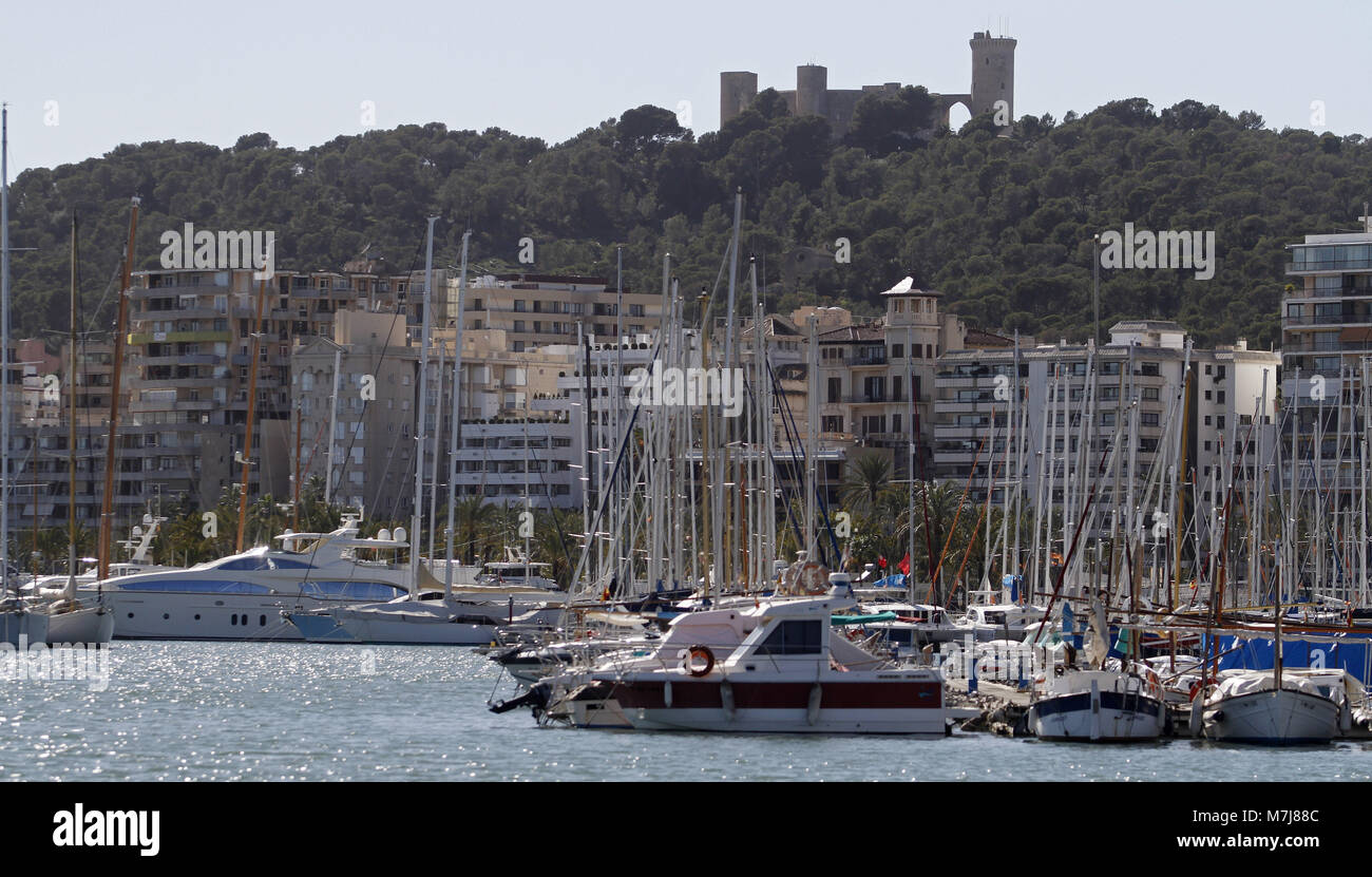 Palma, Îles Baléares, Espagne. Mar 11, 2018. Château de Bellver vu de la baie de Palma. Château de Bellver est la plus ancienne des rares châteaux circulaires en Europe. C'est une fortification gothique, il a été construit au début du 14ème siècle par ordre du Roi Jaime II de Majorque. Il est situé sur une colline 112 mètres au-dessus du niveau de la mer, dans une zone entourée de forêt, d'où il est possible de contempler la vue sur la ville.Maintenant c'est l'une des principales attractions touristiques de l'île, ainsi que le siège de l'histoire Musée de la ville. Credit : Clara Margais/ZUMA/Alamy Fil Live News Banque D'Images