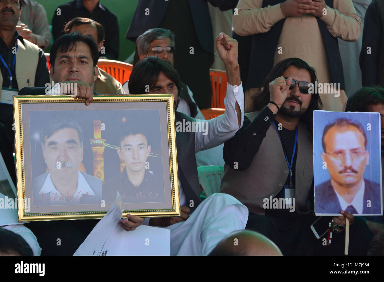 Quetta, Pakistan. 11 mars, 2018. avocat en tenant une affiche lors de rassemblement public Mouvement Tahafuz Pachtounes pendant la campagne de mars Long pachtounes au Pakistan. Campagne Longue Marche a commencé au sein d'un mois pour la protection de la population pashtoune partout au Pakistan. Credit : Din Muhammad Watanpaal/Alamy Live News Banque D'Images