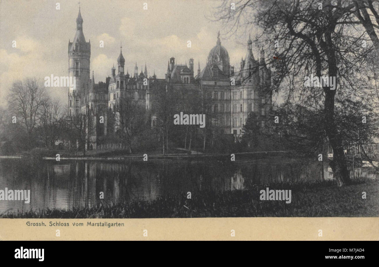 Le palais grand-ducal de Schwerin dans le Mecklembourg-Poméranie occidentale, capturé depuis le Marstallgarten, montre sa beauté architecturale historique. Banque D'Images