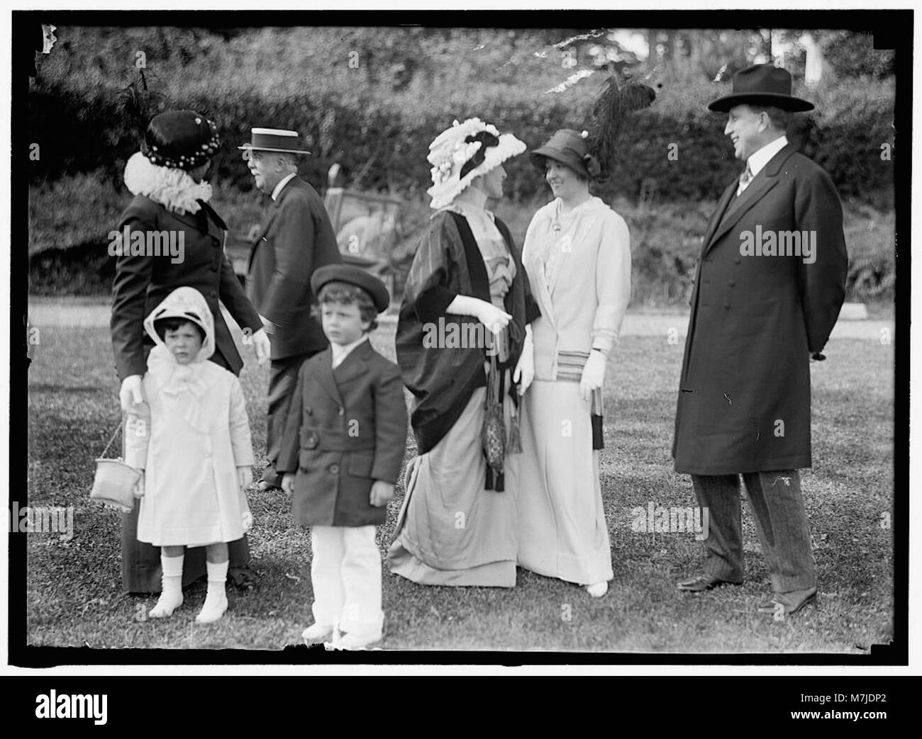 Cette photographie illustre un événement social, le Friendship Charity Fête, auquel ont participé des personnalités notables, notamment les MRS R.L. Orven, John R. McLean, Richmond Hobson, et MRS et William Randolph Hearst. L'image comprend également leurs enfants, Lucia et Richard Hobson, contribuant au dossier historique des événements caritatifs de la haute société. Banque D'Images
